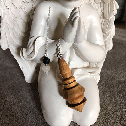 Pendule en buis, pierre de lune et tourmaline (pendule 11)